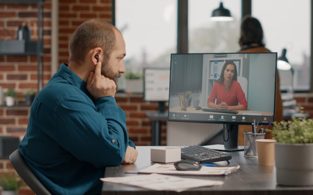 Manager and a worker in a video call: employee v contractor